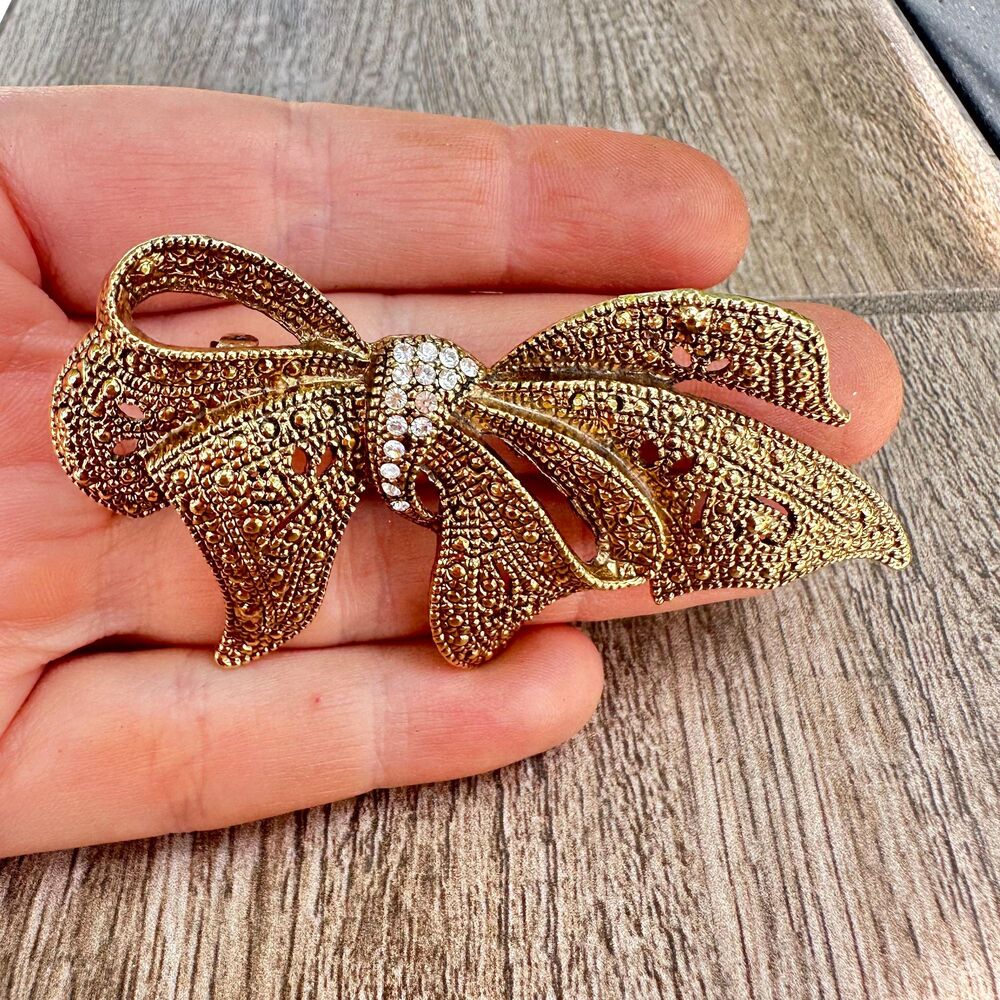 Vintage Jewelry Gold Tone Hammered Metal Ribbon Bow Brooch Pin with Rhinestones